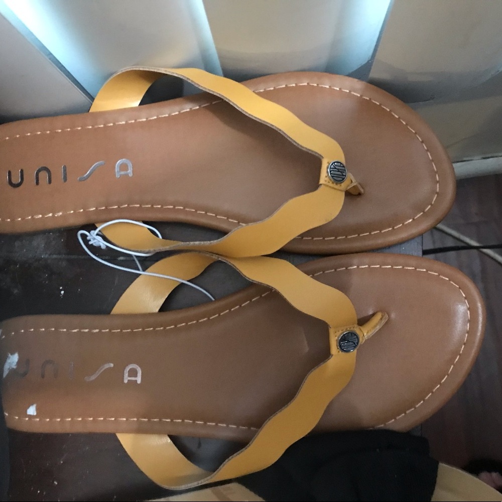 Flat sandals